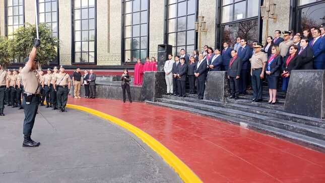 Izamiento de Pabellón Nacional, en la Sede Alzamora Valdez.