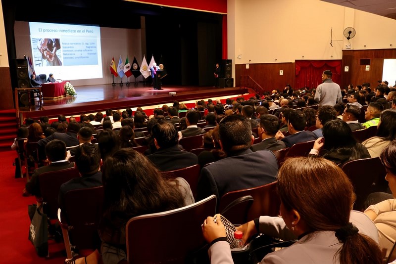 Este evento, que se desarrolla en el Teatro Felipe Pardo y Aliaga, cuenta con destacados expositores nacionales e internacionales y culminará el jueves 22 de mayo.