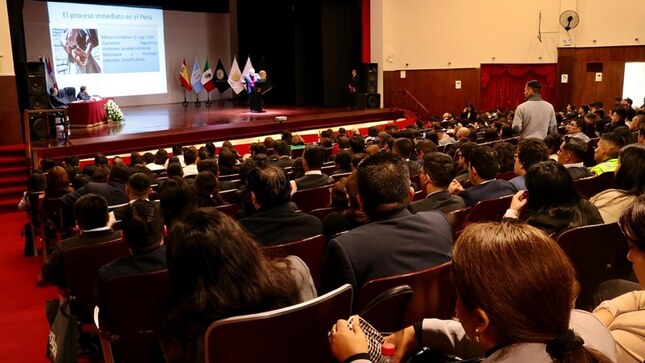 Este evento, que se desarrolla en el Teatro Felipe Pardo y Aliaga, cuenta con destacados expositores nacionales e internacionales y culminará el jueves 22 de mayo.
 