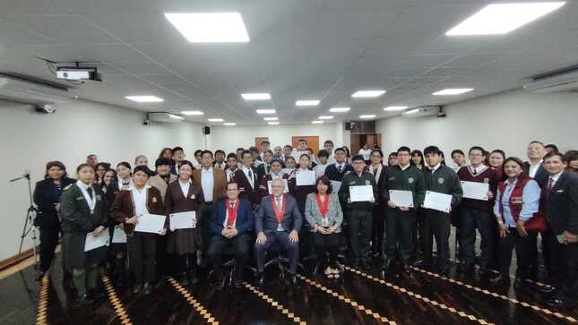 Los alumnos designados para asumir este importante cargo se comprometieron en participar activamente en sus centros educativos como mediadores de conflictos