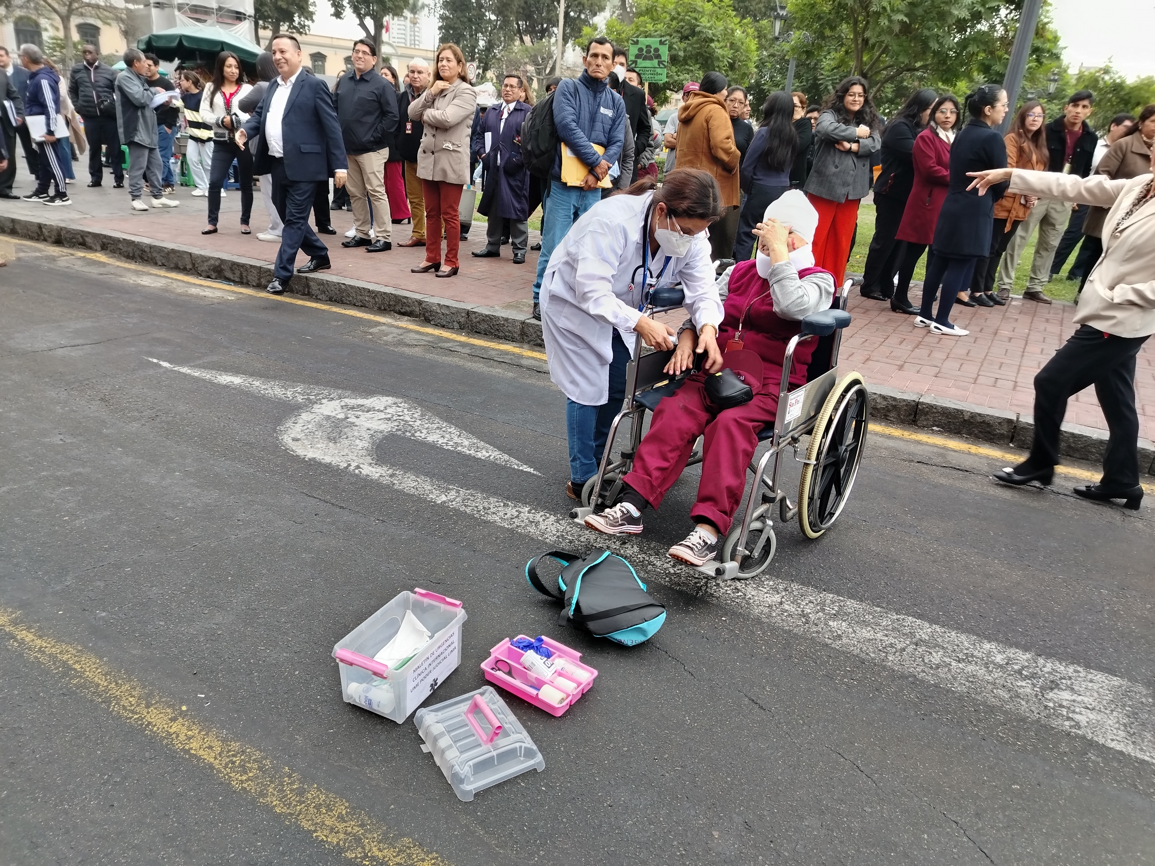 A las 10 de la mañana, jueces/zas y servidores/as de la Corte Superior de Justicia de Lima suspendieron brevemente sus actividades a fin de participar activamente en el Simulacro Nacional Multipeligro
