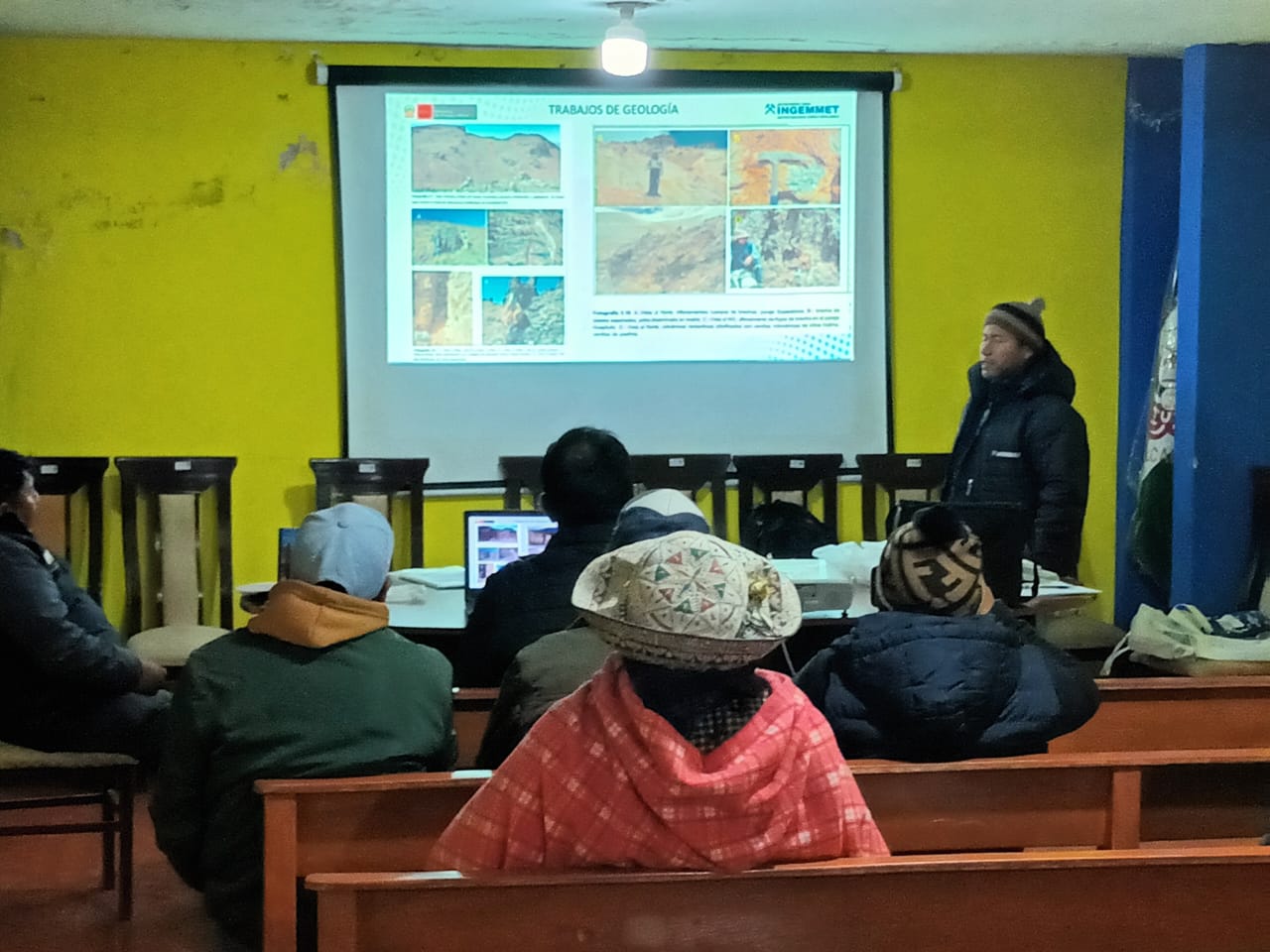 Representantes del Ingemmet con vecinos del distrito de Tuti, provincia de Caylloma, región Arequipa