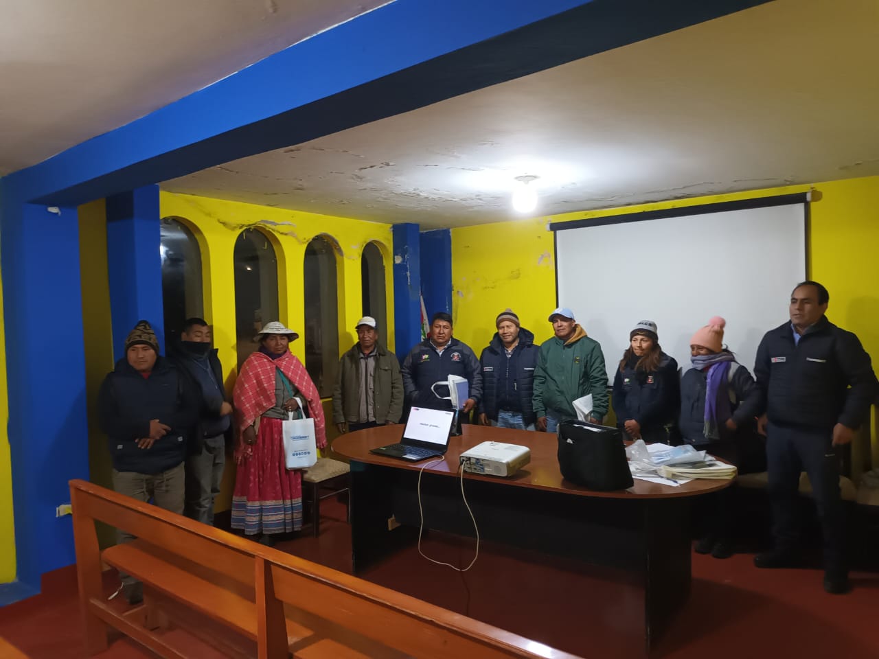 Representantes del Ingemmet con vecinos del distrito de Tuti, provincia de Caylloma, región Arequipa