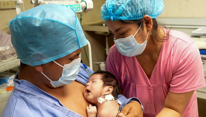 EsSalud impulsa técnica de “Papás Canguros” para fortalecer el vínculo con bebés prematuros