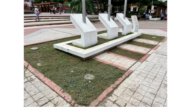 Trabajos de desmalezado en las jardineras de la plaza mayor de Tarapoto. 
