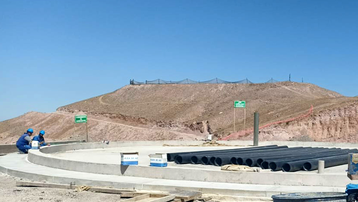 Moquegua.- La Contraloría General de la República – CGR advirtió deficiencias, un considerable retraso y una significativa diferencia entre la ejecución física y el gasto financiero en la obra de mejoramiento del servicio de agua para riego tecnificado en los sectores de Alto Coplay y San Miguel, del distrito de Torata, que busca beneficiar a 240 productores agrícolas.

Los trabajos comenzaron el 7 de septiembre de 2023 bajo la modalidad de administración directa a cargo de la Municipalidad Distrital de Torata y su culminación está programada para el 26 de diciembre de 2025. A la fecha tiene un presupuesto actualizado de S/ 27 355 810.