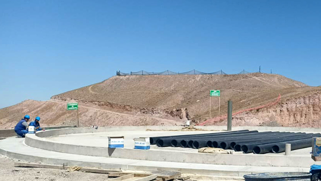 Moquegua.- La Contraloría General de la República – CGR advirtió deficiencias, un considerable retraso y una significativa diferencia entre la ejecución física y el gasto financiero en la obra de mejoramiento del servicio de agua para riego tecnificado en los sectores de Alto Coplay y San Miguel, del distrito de Torata, que busca beneficiar a 240 productores agrícolas.

Los trabajos comenzaron el 7 de septiembre de 2023 bajo la modalidad de administración directa a cargo de la Municipalidad Distrital de Torata y su culminación está programada para el 26 de diciembre de 2025. A la fecha tiene un presupuesto actualizado de S/ 27 355 810.