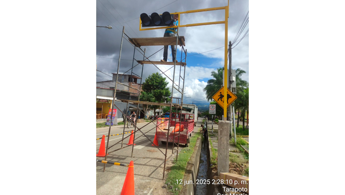 MPSM realiz贸 la instalaci贸n de sem谩foros entre los jirones progreso con pr贸ceres en Tarapoto.