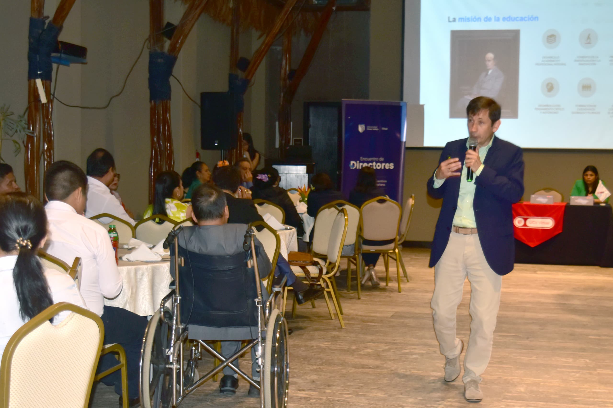 Grel participa en encuentro de directores sobre desafíos y avances educativos en Loreto.