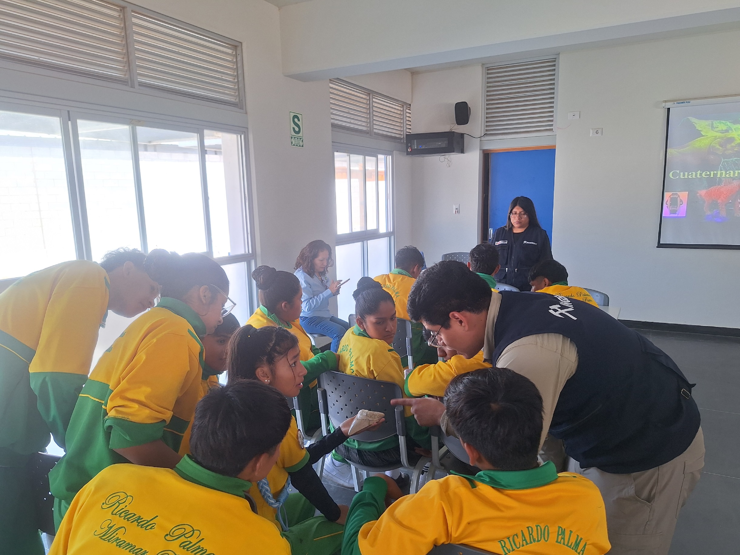 Equipo de especialistas del Ingemmet con estudiantes del I.E. Ricardo Palma