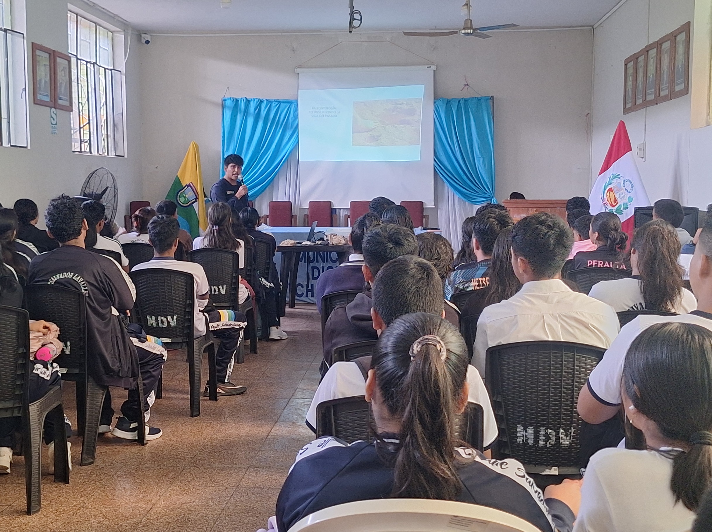 Equipo de especialistas del Ingemmet con estudiantes del I.E. Salvador Lavalle