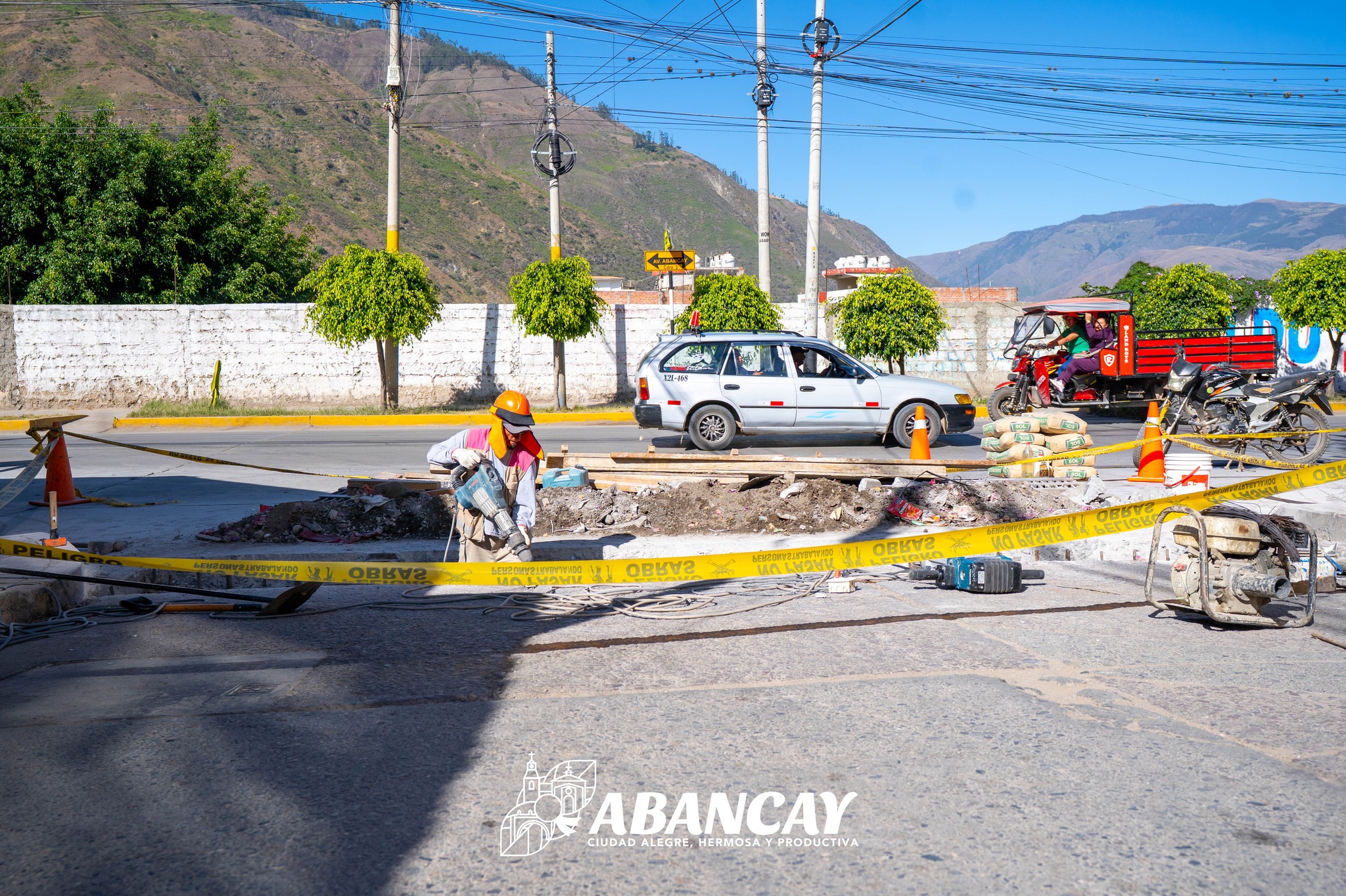 👷♂️🚧 Municipalidad De Abancay Continúa Realizando Trabajos De Mantenimiento De Rejillas Pluviales En El Casco Urbano De La Ciudad. 🚧🛠️