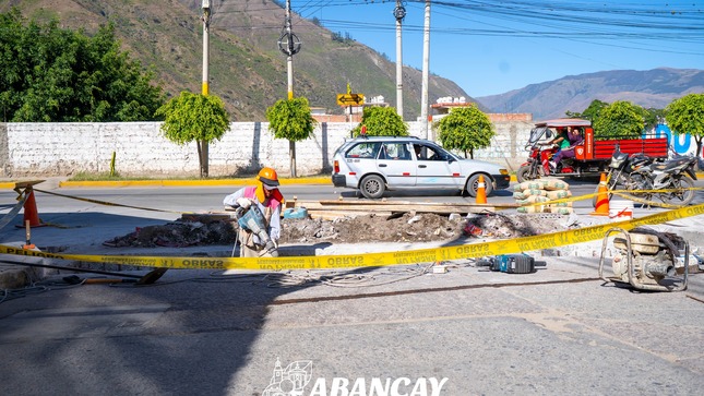 👷‍♂️🚧 Municipalidad De Abancay Continúa Realizando Trabajos De Mantenimiento De Rejillas Pluviales En El Casco Urbano De La Ciudad.  🚧🛠️