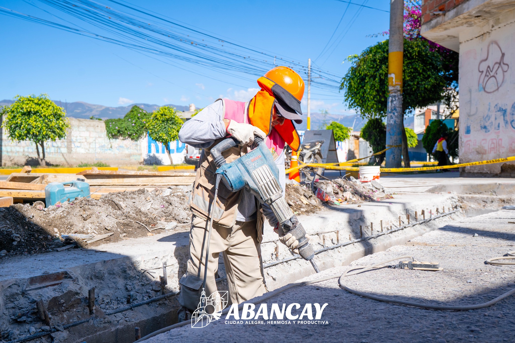 👷♂️🚧 Municipalidad De Abancay Continúa Realizando Trabajos De Mantenimiento De Rejillas Pluviales En El Casco Urbano De La Ciudad. 🚧🛠️