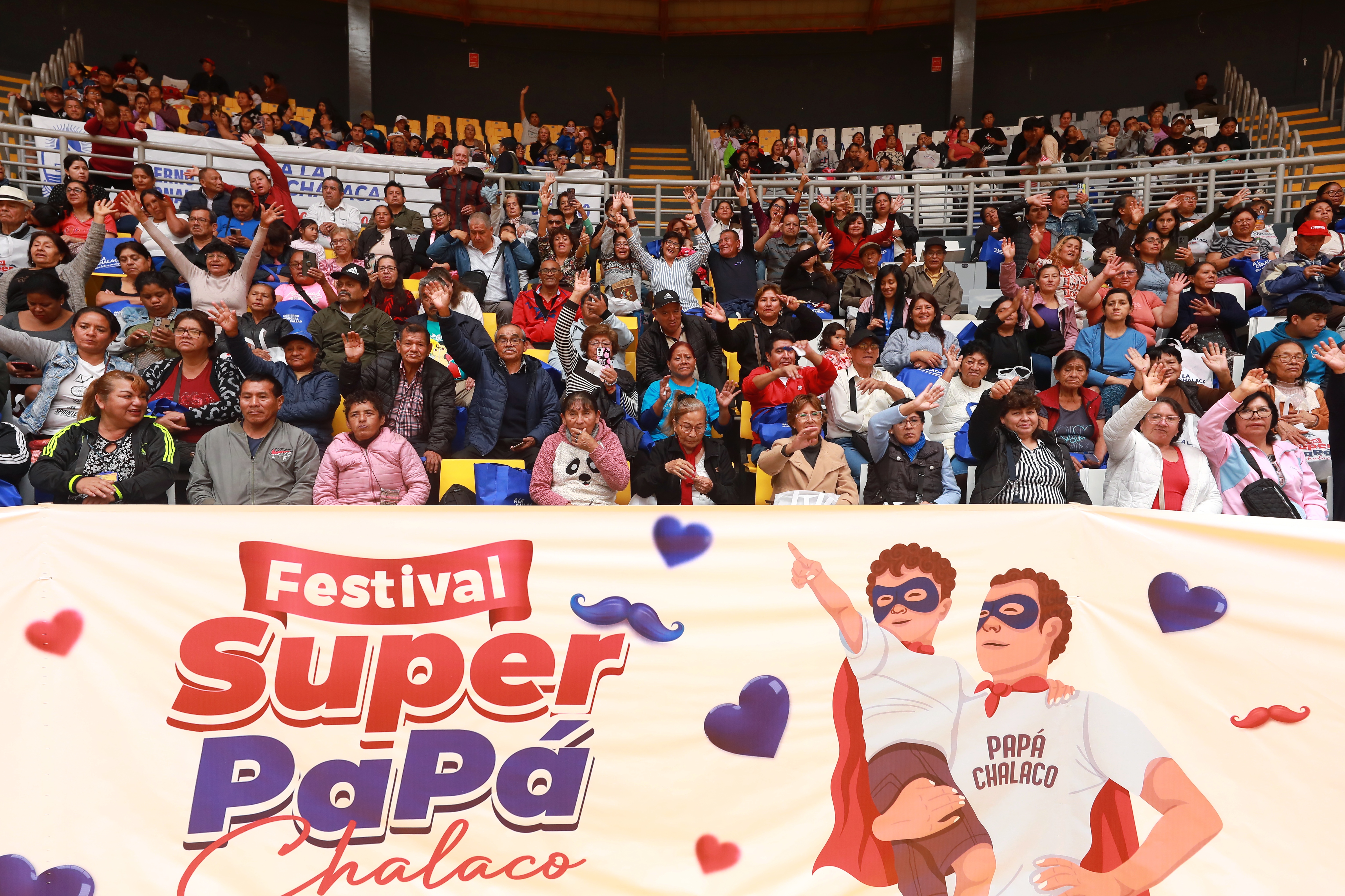 “Festival Súper Papá Chalaco”: Cientos de padres fueron homenajeados en el coliseo Grau