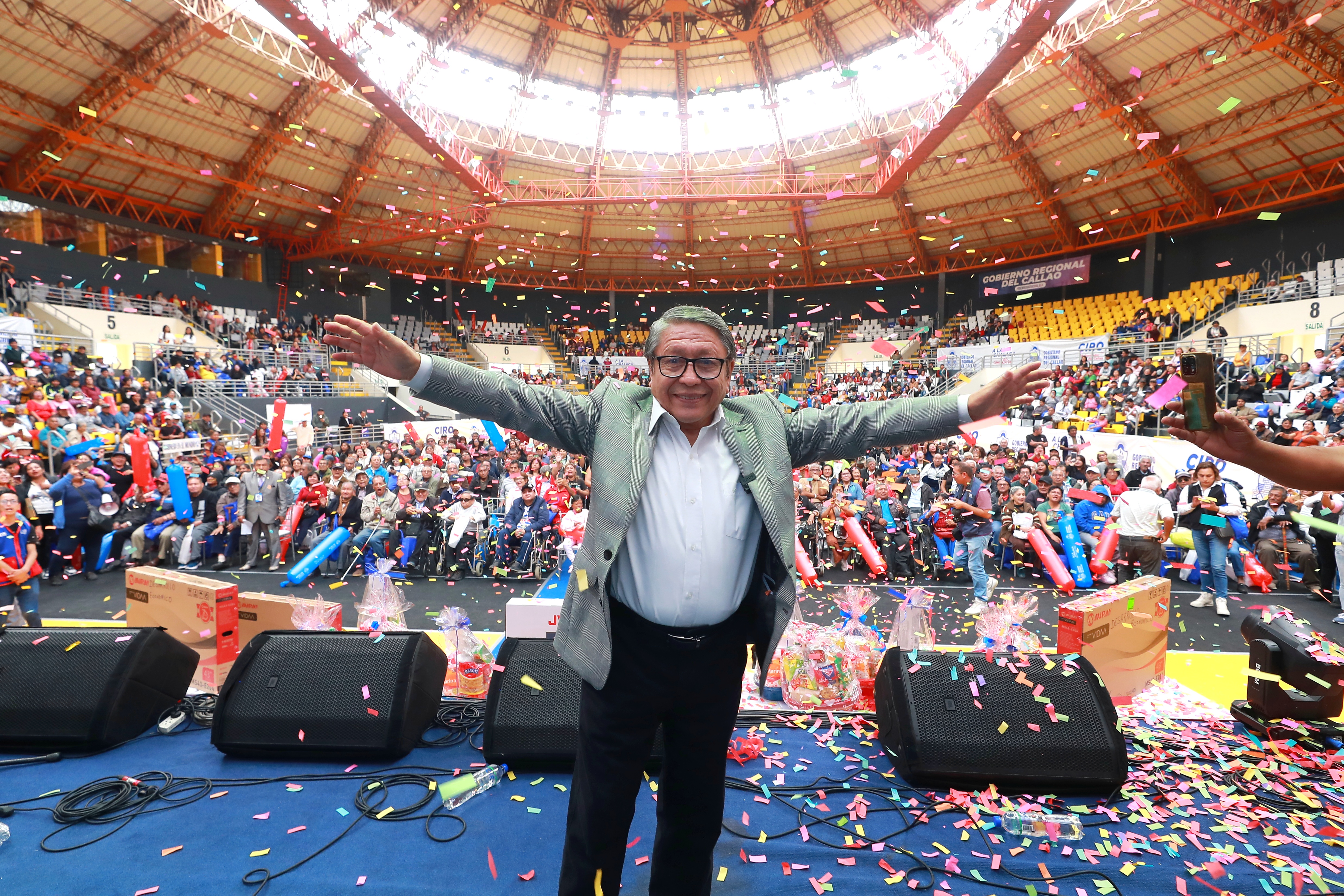 “Festival Súper Papá Chalaco”: Cientos de padres fueron homenajeados en el coliseo Grau