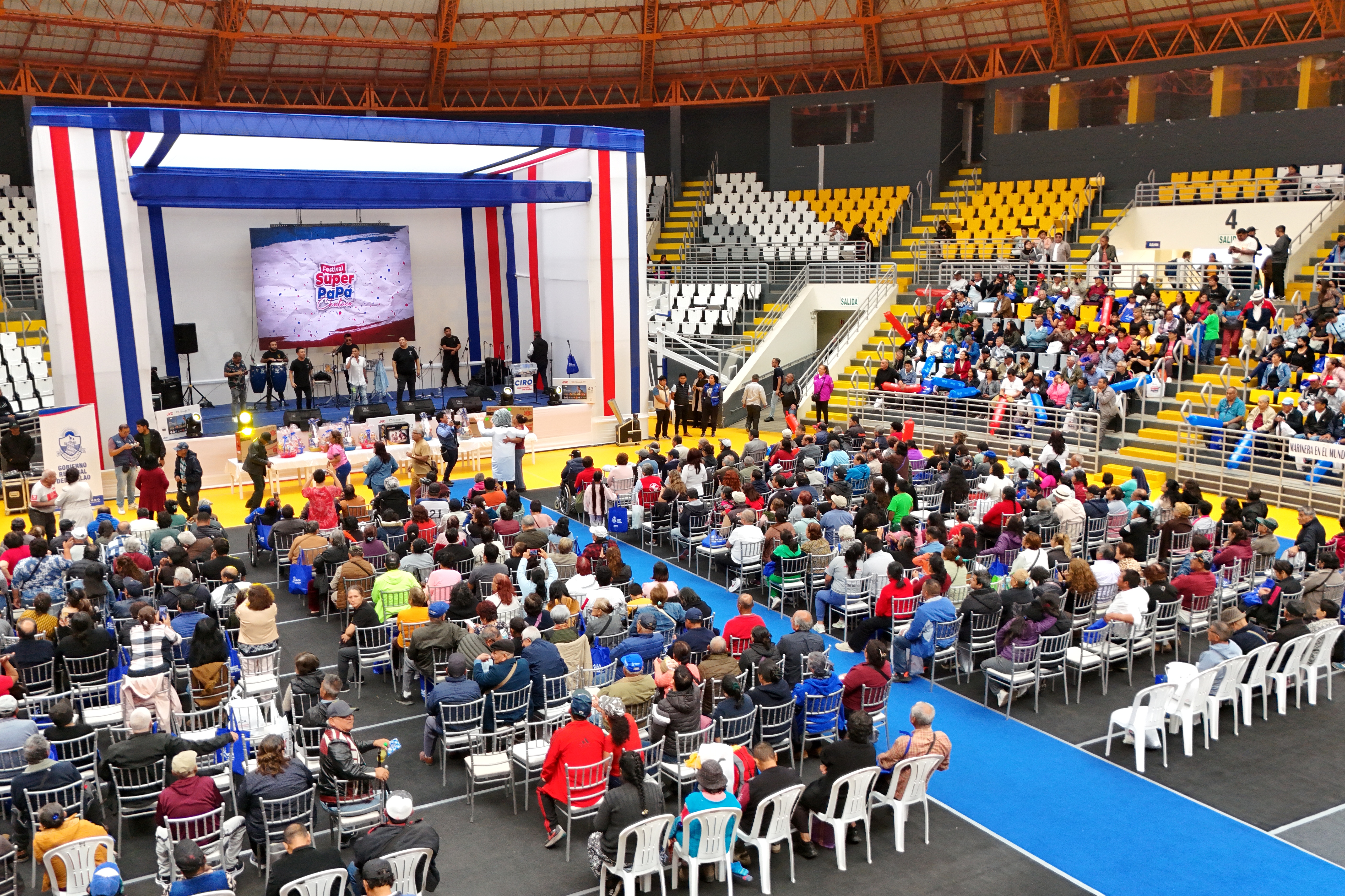 “Festival Súper Papá Chalaco”: Cientos de padres fueron homenajeados en el coliseo Grau