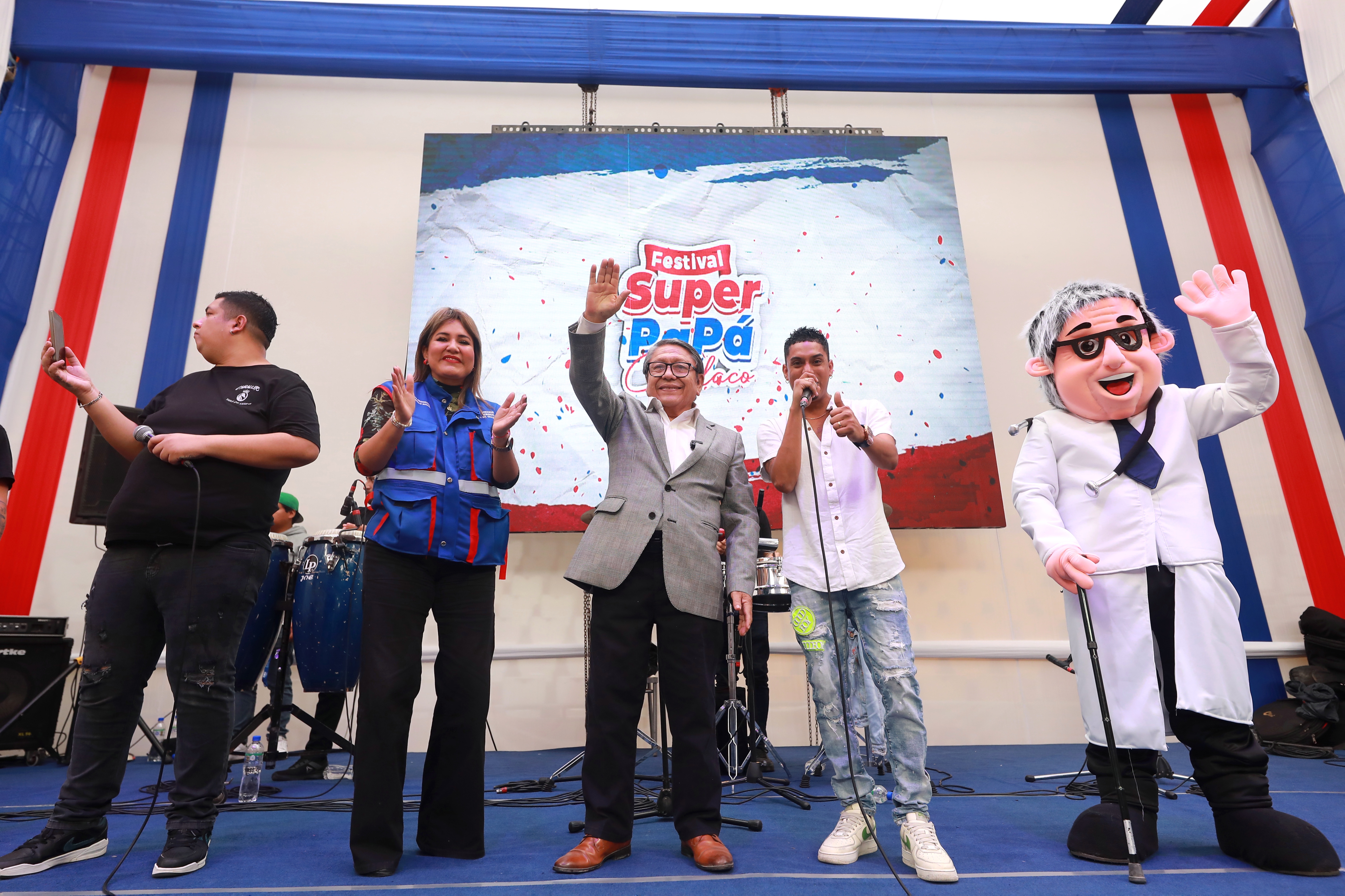 “Festival Súper Papá Chalaco”: Cientos de padres fueron homenajeados en el coliseo Grau