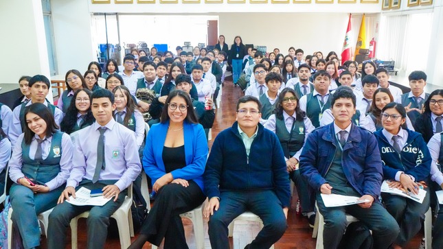Jóvenes Huaralinos reciben capacitación en logística y finanzas en comercio exterior 