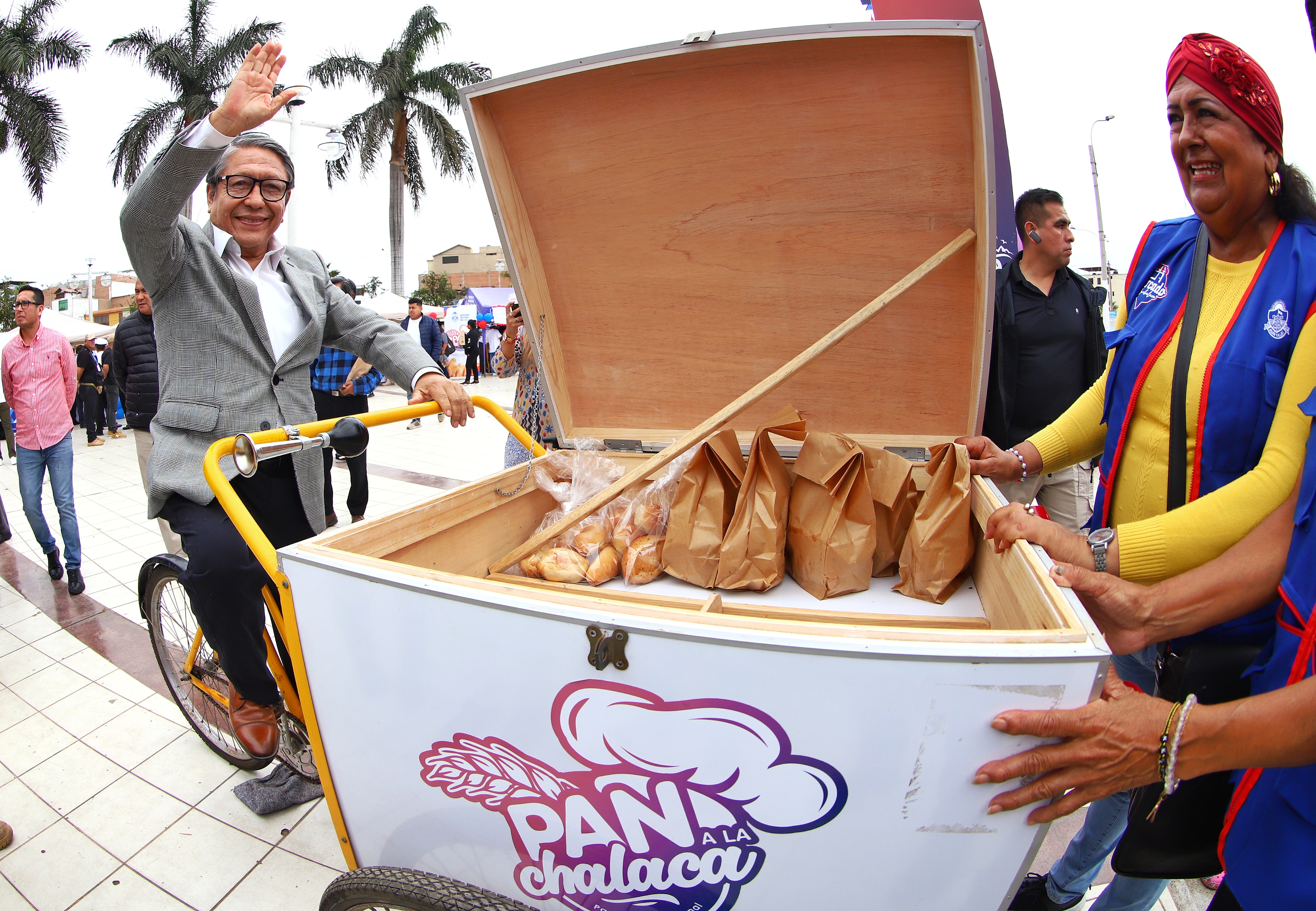Más de 1500 panes se repartieron gratis en celebración del Día Nacional del Pan Peruano