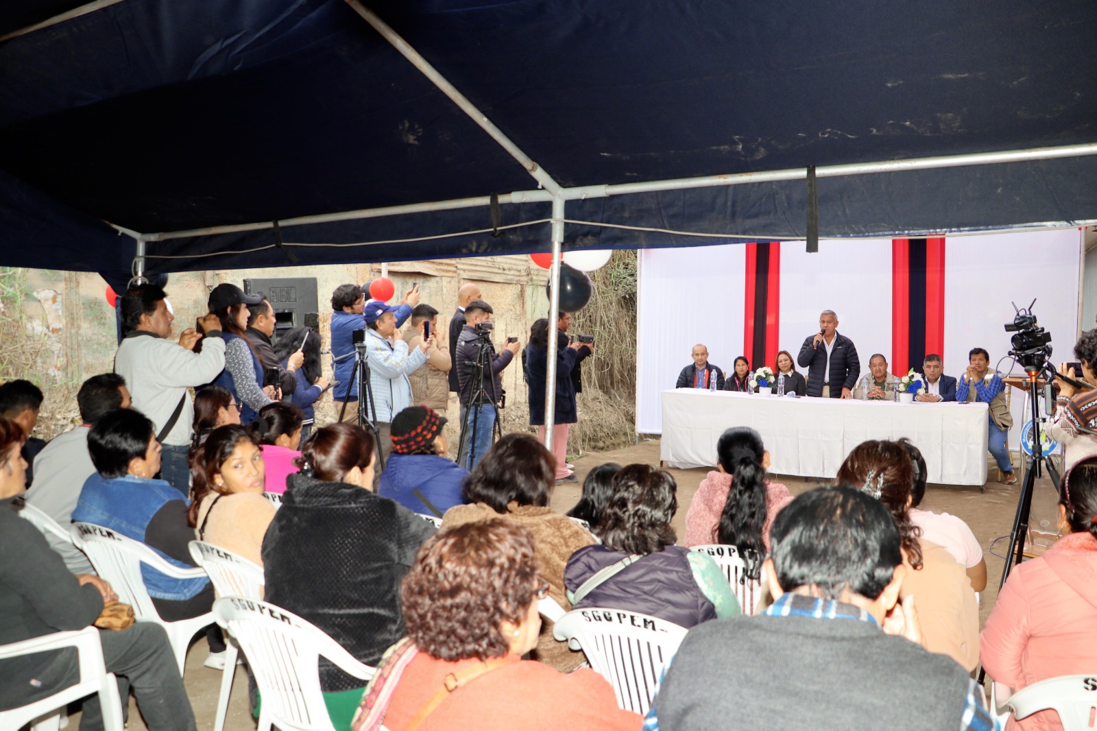 Colocación de la primera piedra para obra de agua potable y alcantarillado en el A.H. Antonio Graña Elizalde - Huando