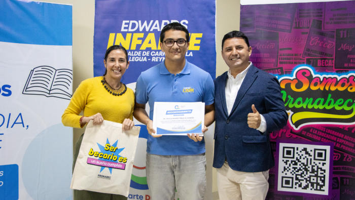 Becario Pablo del Águila recibiendo el diploma