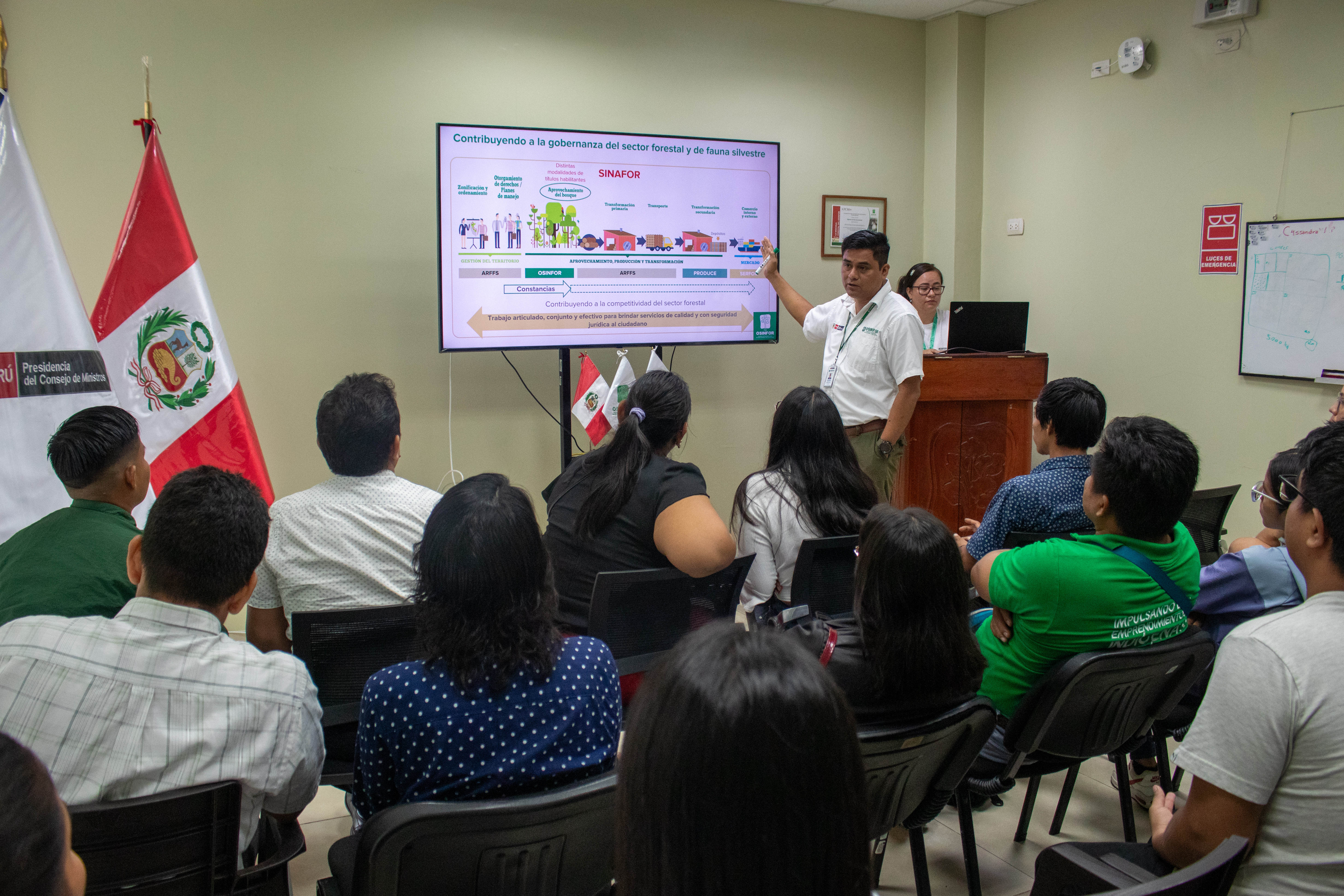 Archivo JPGE de Estudiantes de Iquitos se involucran en la gestión sostenible de los bosques amazónicos
