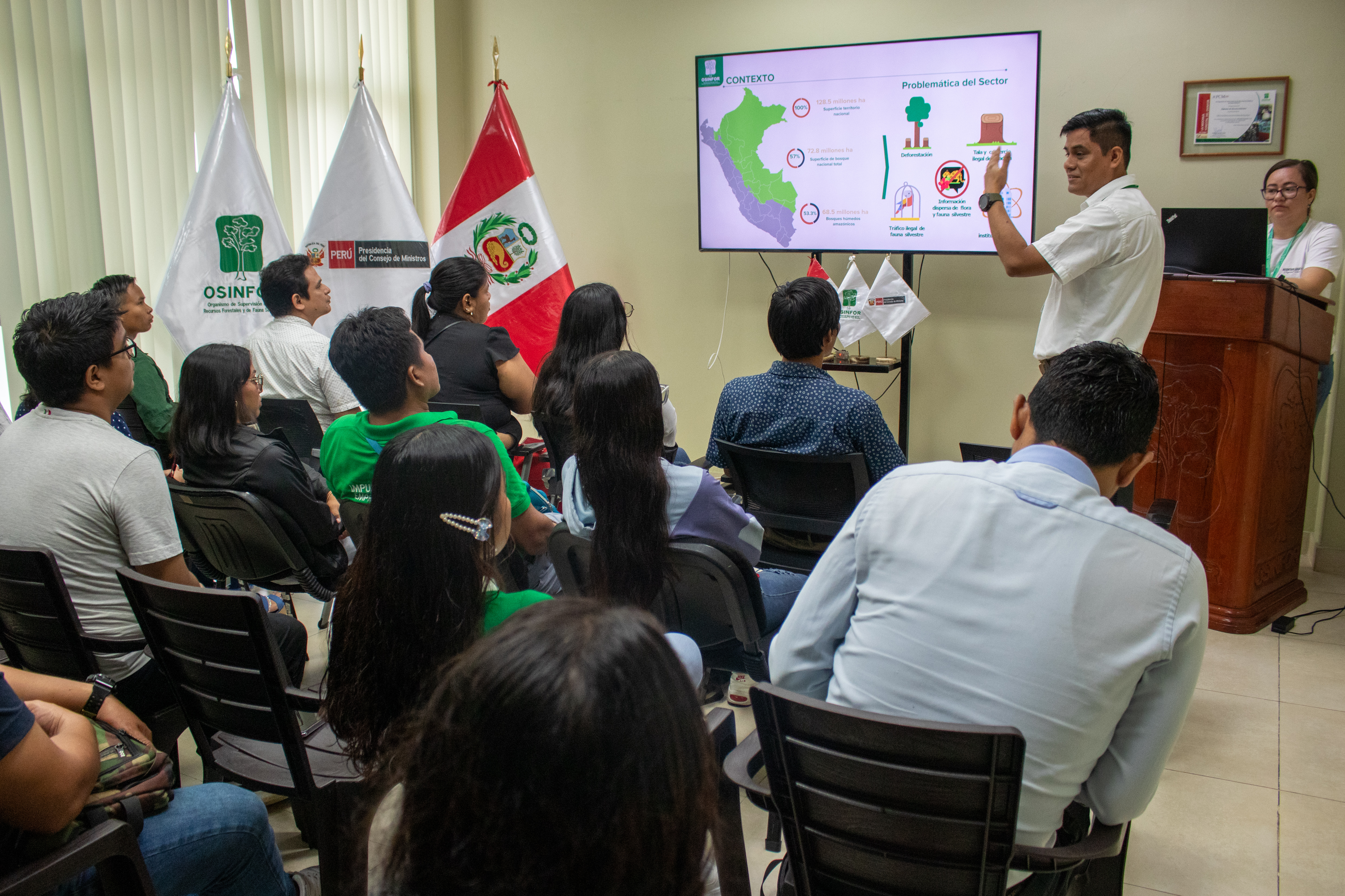 Archivo JPGE de Estudiantes de Iquitos se involucran en la gestión sostenible de los bosques amazónicos