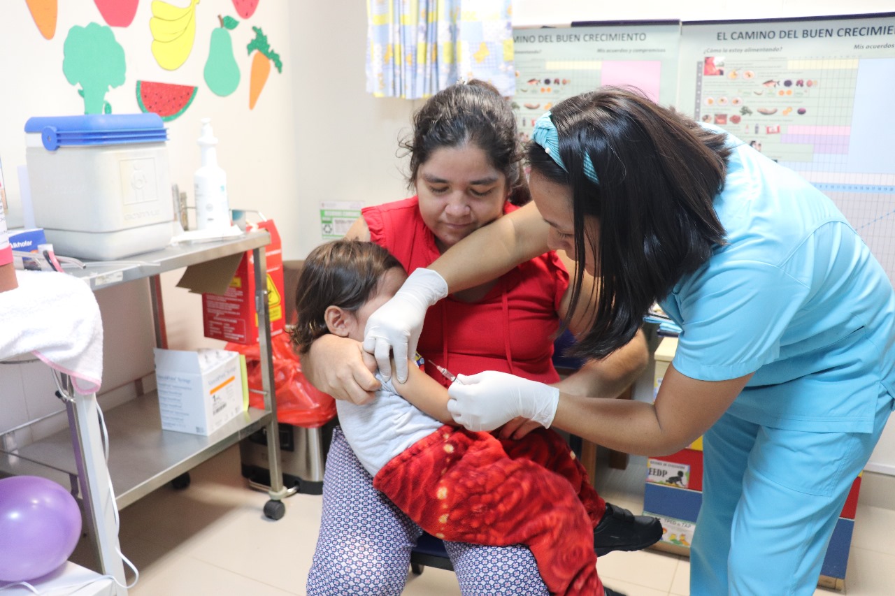 La enfermedad ataca con mayor gravedad a los menores de 5 años, los síntomas son similares a los de la gripe común en casos graves la enfermedad ocasiona neumonía.