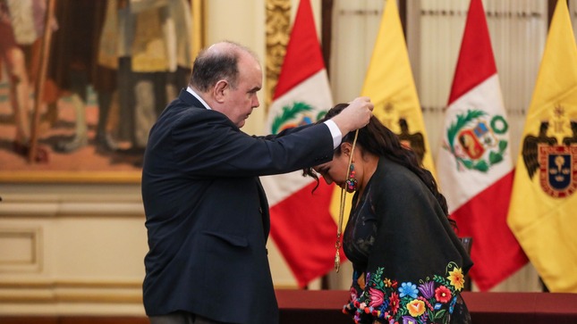 Alcalde de Lima otorga la medalla Ciudad de Lima a Dina Páucar