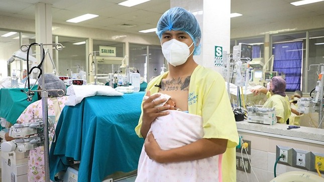Minsa: papá cuida, protege y fortalece al bebé prematuro desde el primer día de nacido con el método Canguro