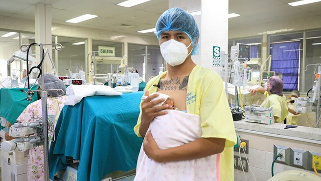 Minsa: papá cuida, protege y fortalece al bebé prematuro desde el primer día de nacido con el método Canguro