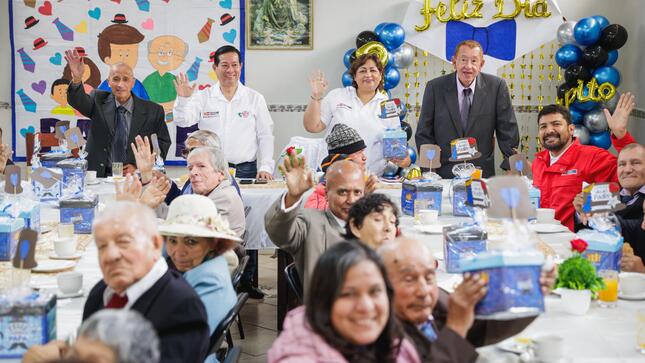 Los funcionarios del Estado compartieron esta mañana un desayuno y reconocieron el rol de los padres adultos mayores.