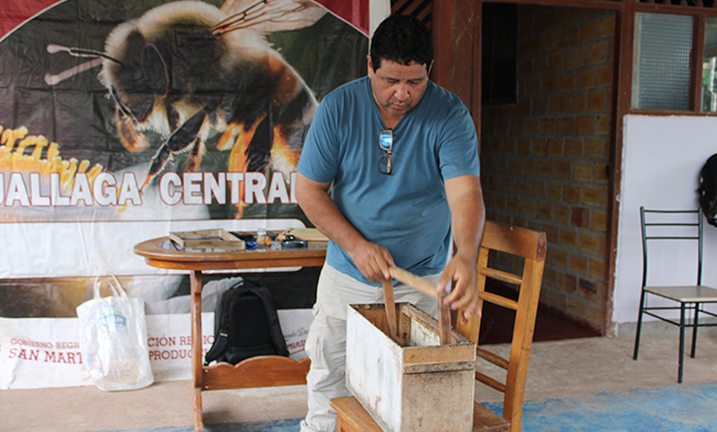 Especialista apícola junto a los materiales que integran la mencionada técnica.