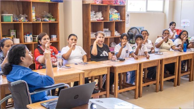 foto Docentes se capacitan en lengua de señas y braille