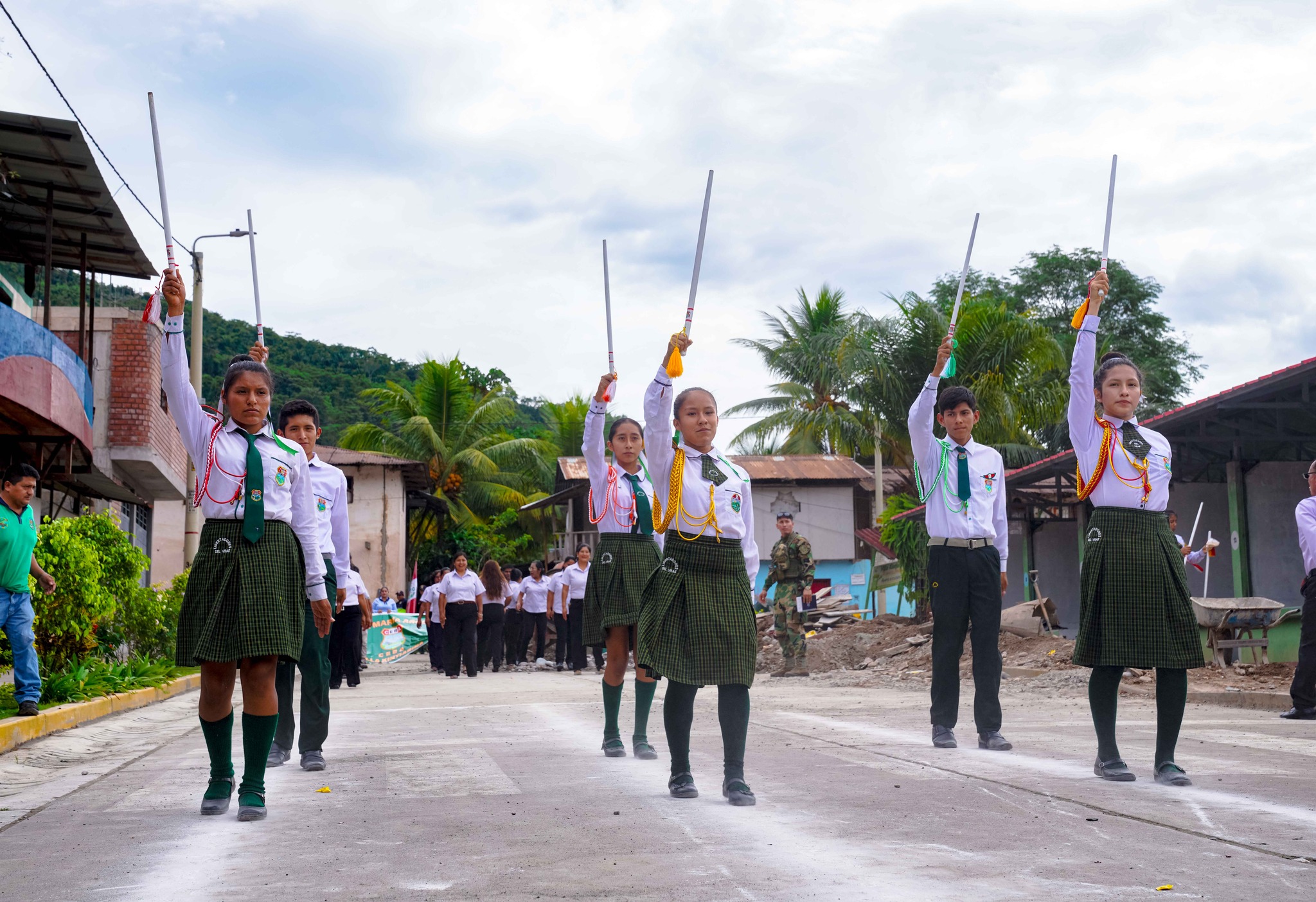 En celebración de su 46º aniversario, la Institución Educativa Libertadores del Vrae de la capital del distrito de Villa Kintiarina, a cabo el desfile cívico. 
