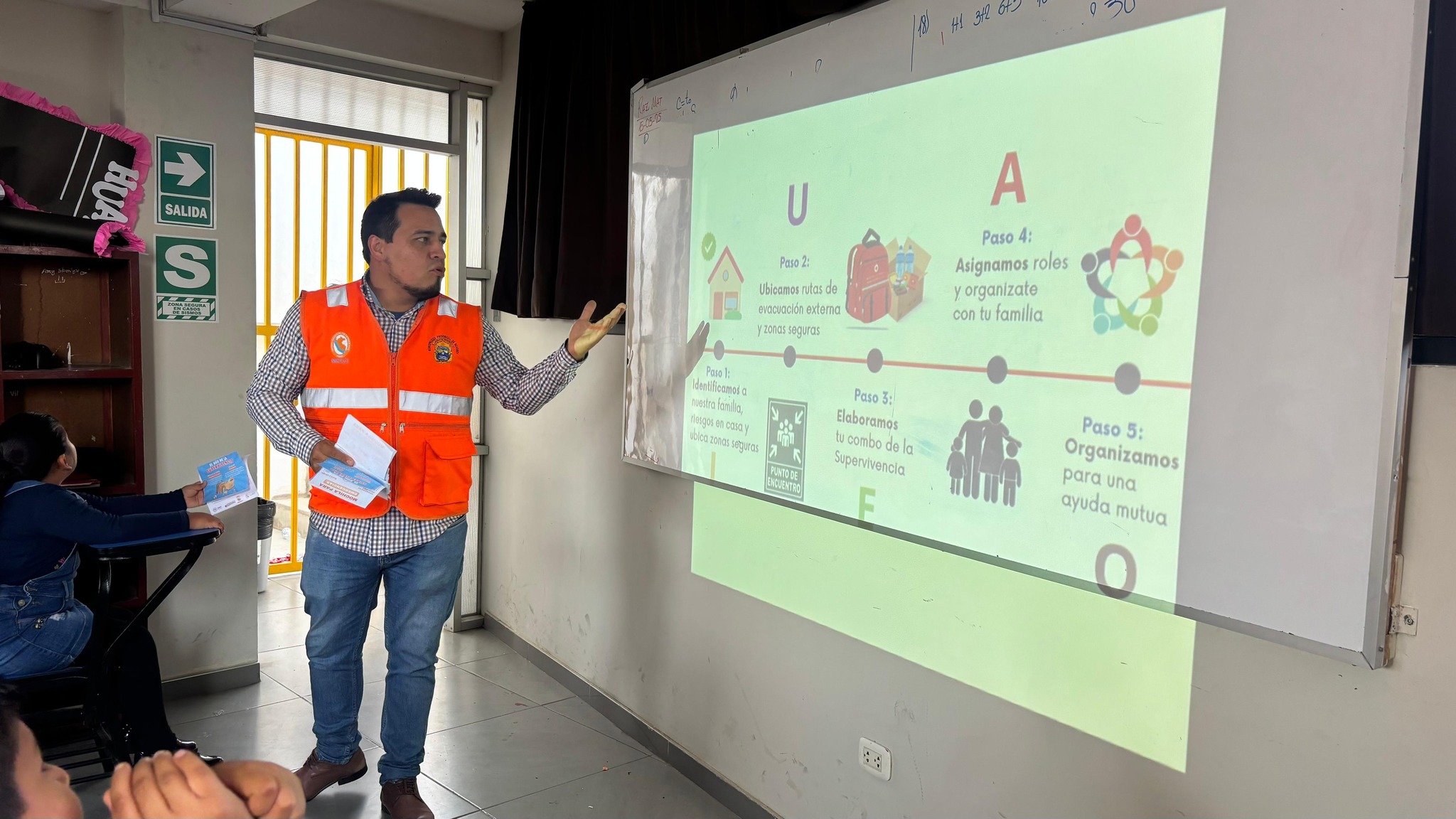 Continua las charlas sobre el plan familiar de emergencias en instituciones educativas de Huarmey