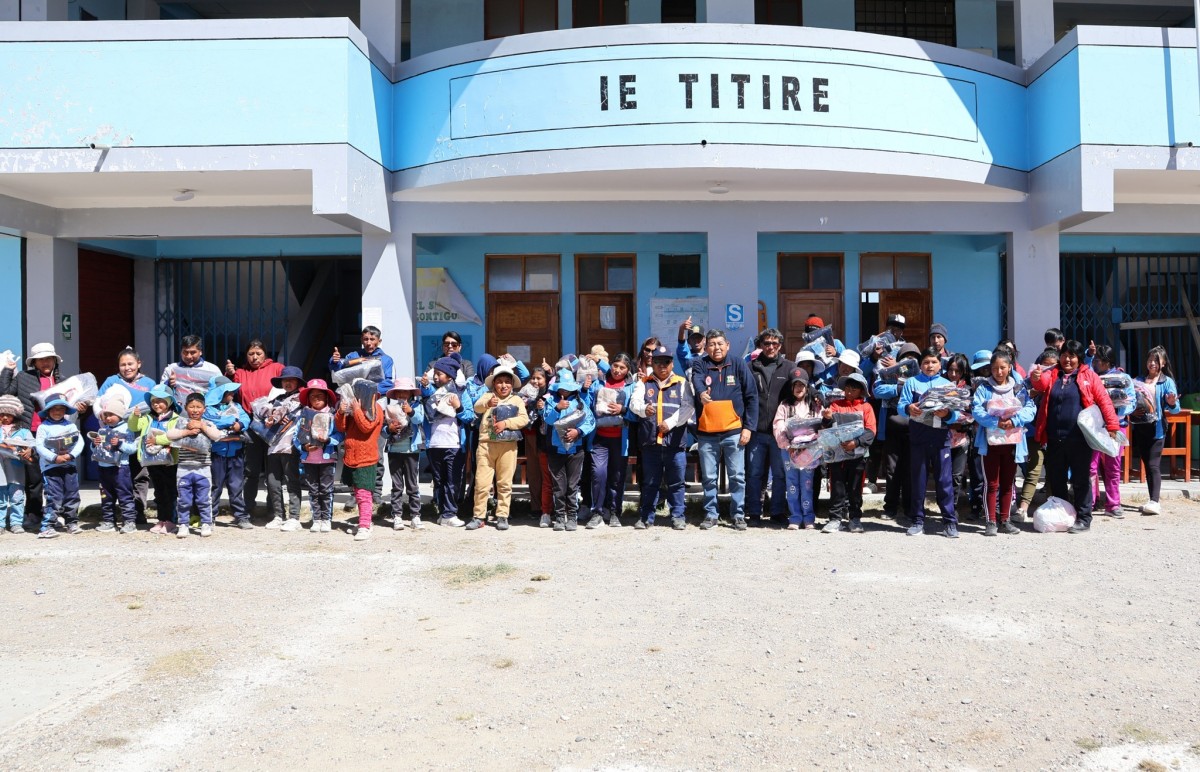En el marco del compromiso con las zonas altoandinas, la Municipalidad Provincial de Mariscal Nieto, a través de la Oficina de Gestión del Riesgo de Desastres, llevó ayuda humanitaria a las instituciones educativas Agropecuario Artesanal de Aruntaya y la I.E. de Titire, con el objetivo de mitigar los efectos de la ola de frío que afecta a estas localidades.