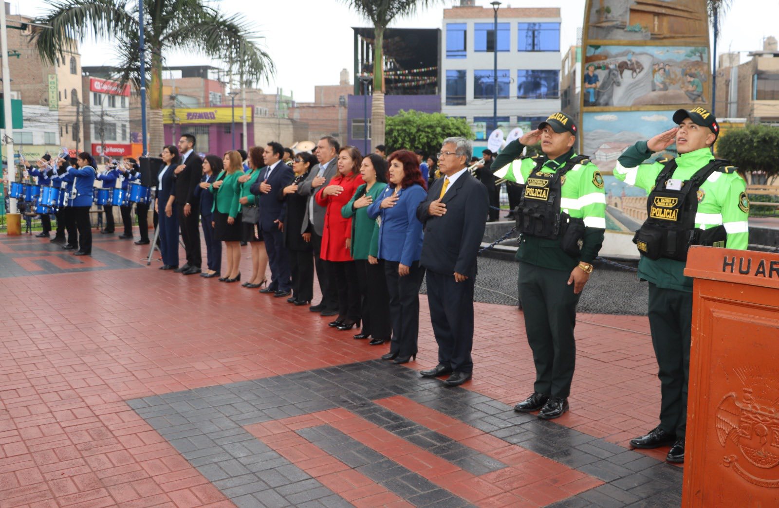 Nuestra plaza de armas se contagió del espíritu patriótico por el aniversario de instituciones educativas locales