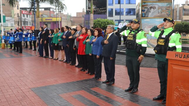 Nuestra plaza de armas se contagió del espíritu patriótico por el aniversario de instituciones educativas locales