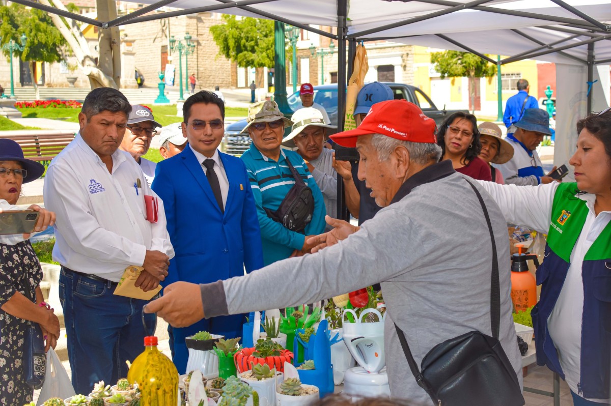 Con motivo del Día Mundial del Reciclaje, se llevó a cabo con gran éxito la actividad denominada Gran Reciclacción en la Plaza de Armas de Moquegua.