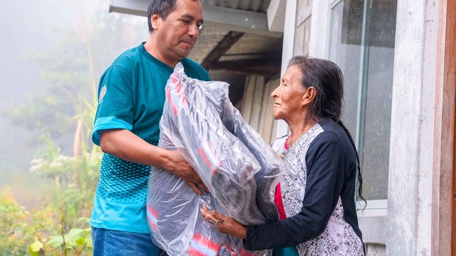 Ante las bajas temperaturas que vienen afectando a nuestro distrito, el alcalde Melquiades Bendezú Cordero realizó la entrega de frazadas y otros abrigos a la población más vulnerable de las comunidades de Kiruchariato, Lutugancho y a personas adultas mayores.