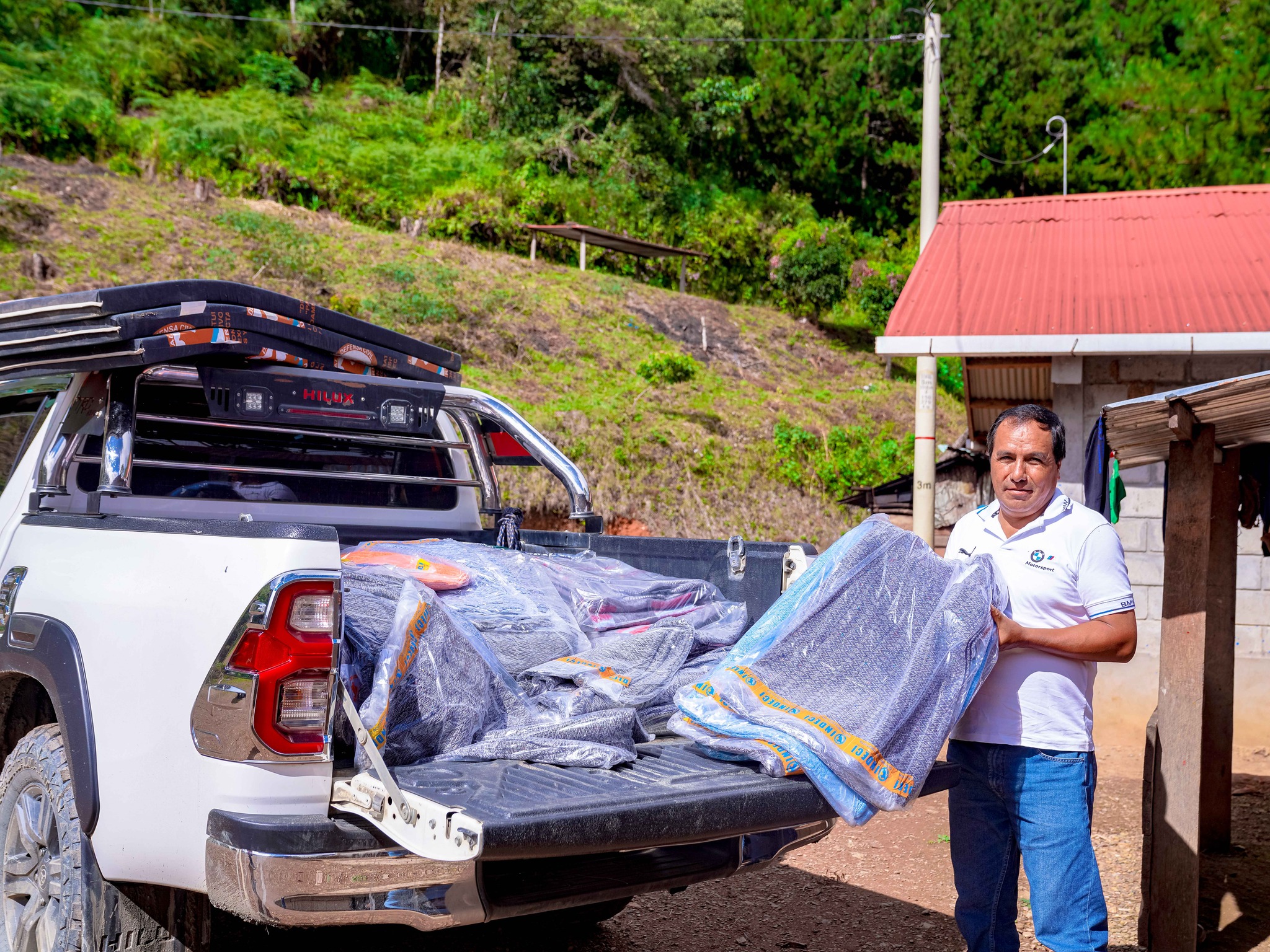 Ante las bajas temperaturas que vienen afectando a nuestro distrito, el alcalde Melquiades Bendezú Cordero realizó la entrega de frazadas y otros abrigos a la población más vulnerable de las comunidades de Kiruchariato, Lutugancho y a personas adultas mayores.