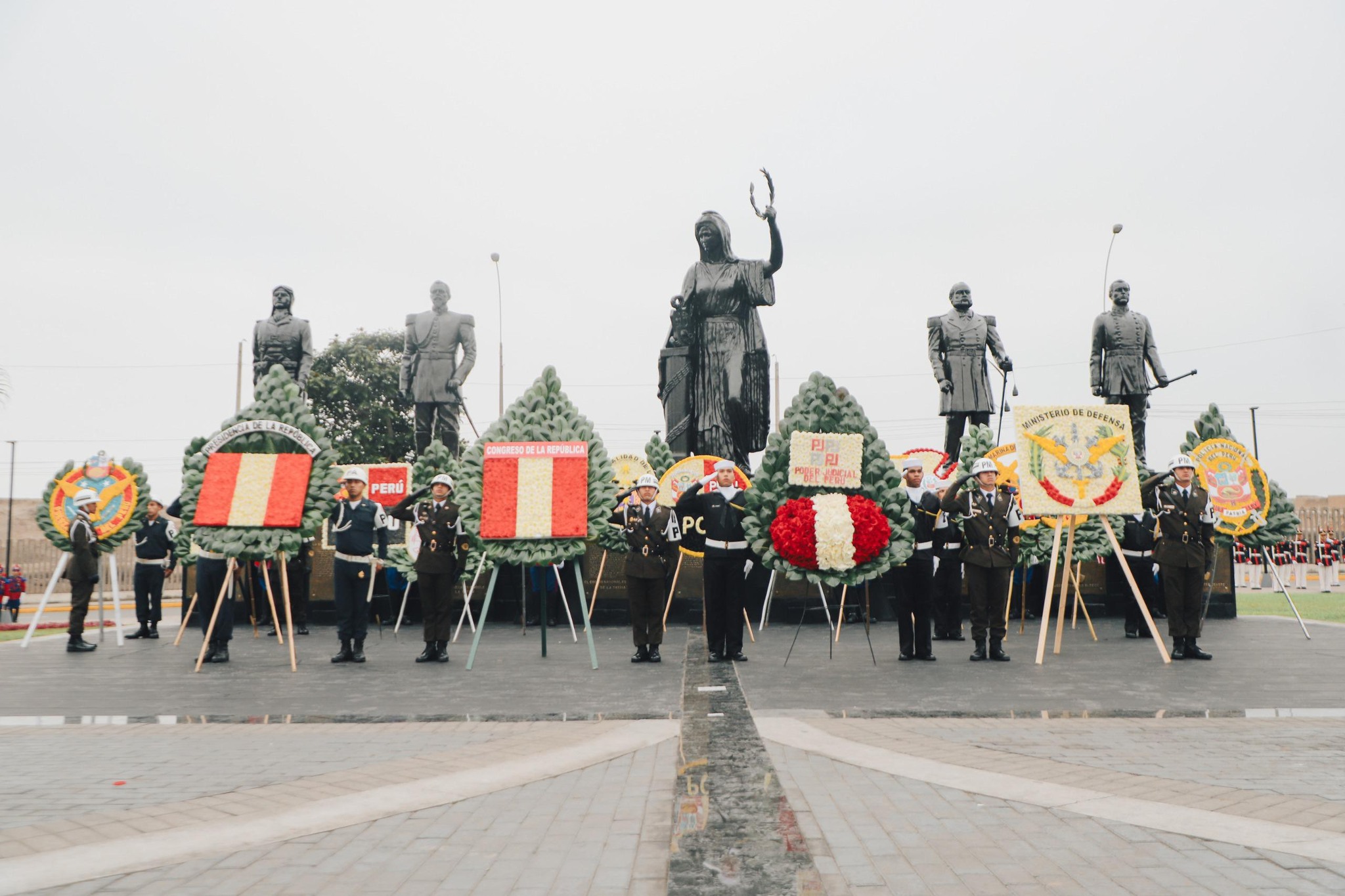 145 años de heroísmo Fuerzas Armadas renovaron juramento a la Bandera en la Plaza a la Bandera