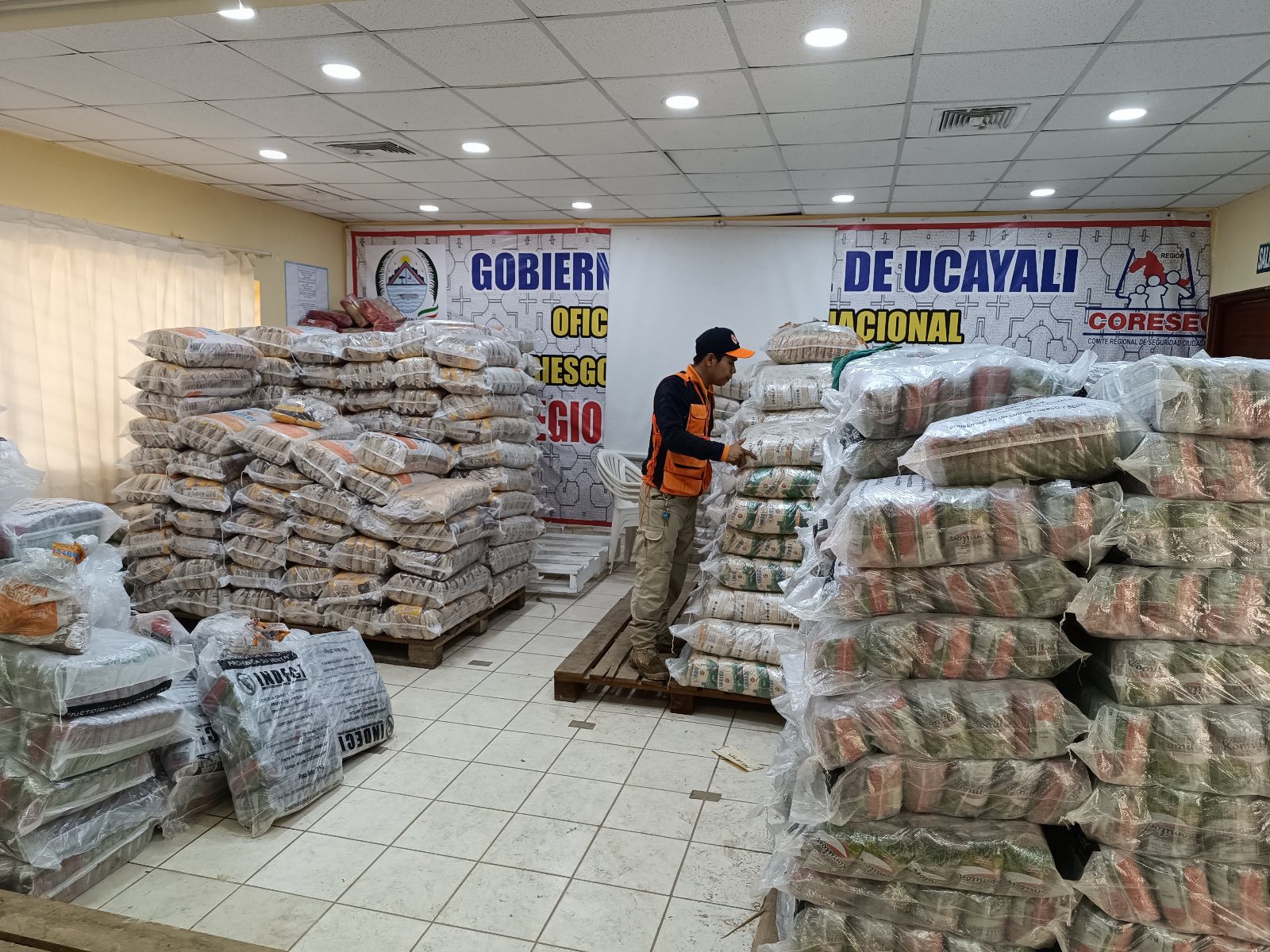 Más de 40 toneladas de ayuda humanitaria llegan a Ucayali gracias al trabajo conjunto entre el Comando Operacional de Ucayali e INDECI