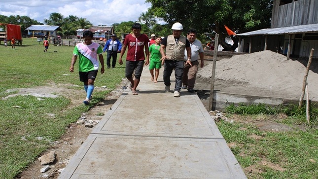 Fotos en la comunidad del Salvador - Rio Napo