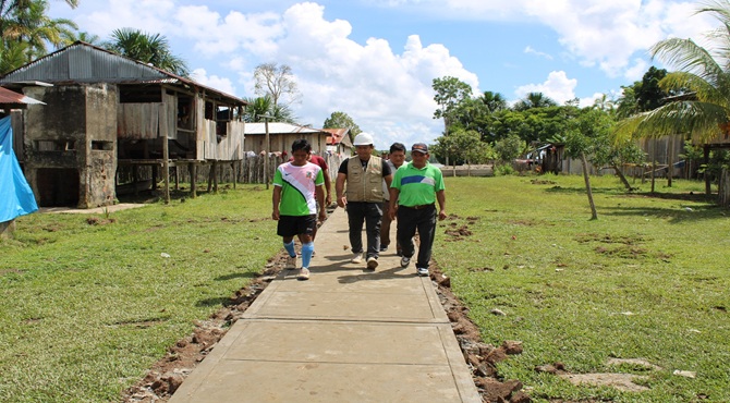 Fotos en la comunidad del Salvador - Rio Napo