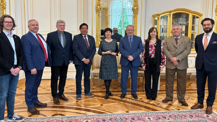 Delegación académica de Arequipa visita universidades de Varsovia