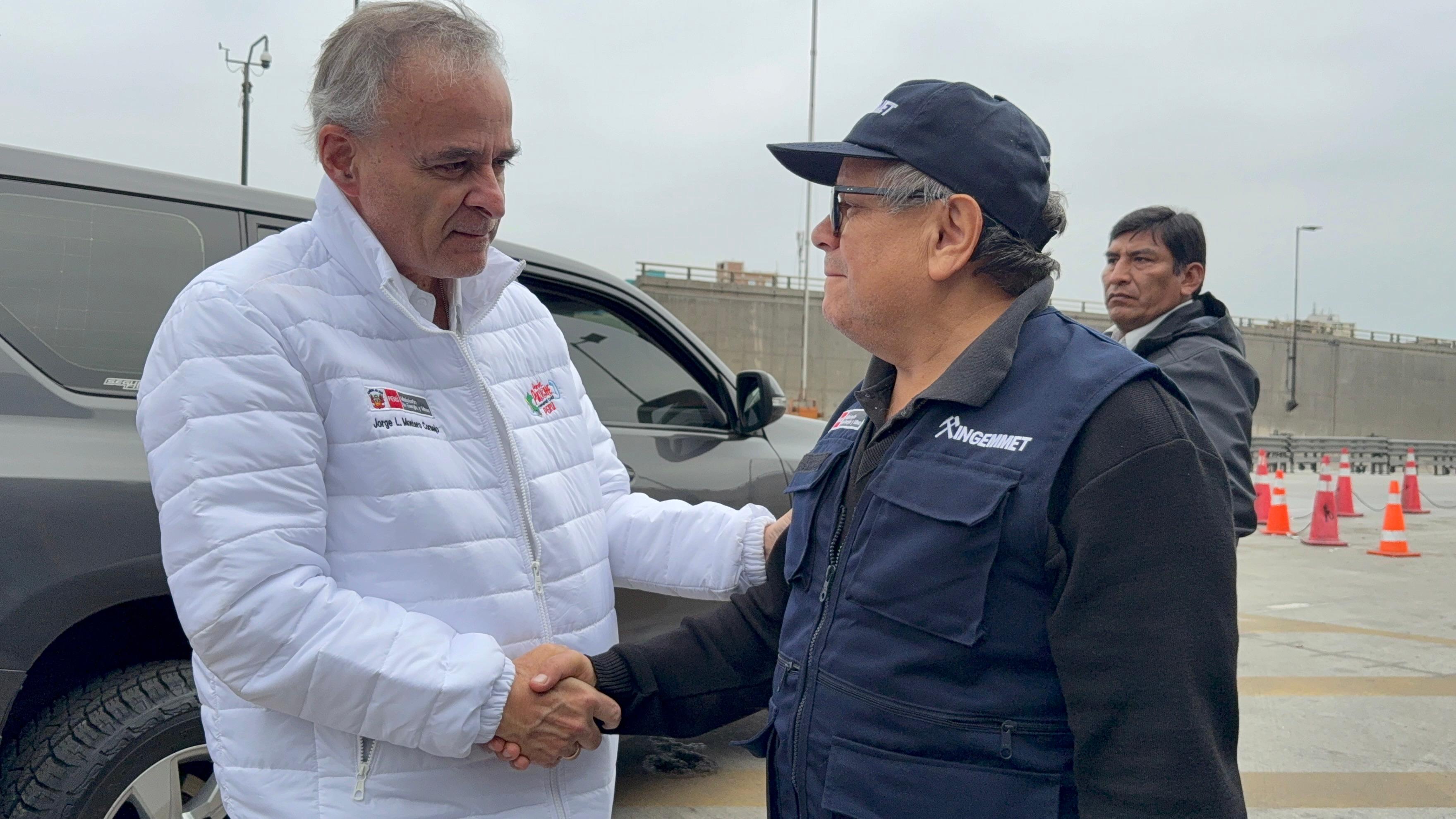 Ministro de Energía y Minas, Jorge Montero Cornejo con el presidente del Ingemmet, Dr. Humberto Chirif Rivera.