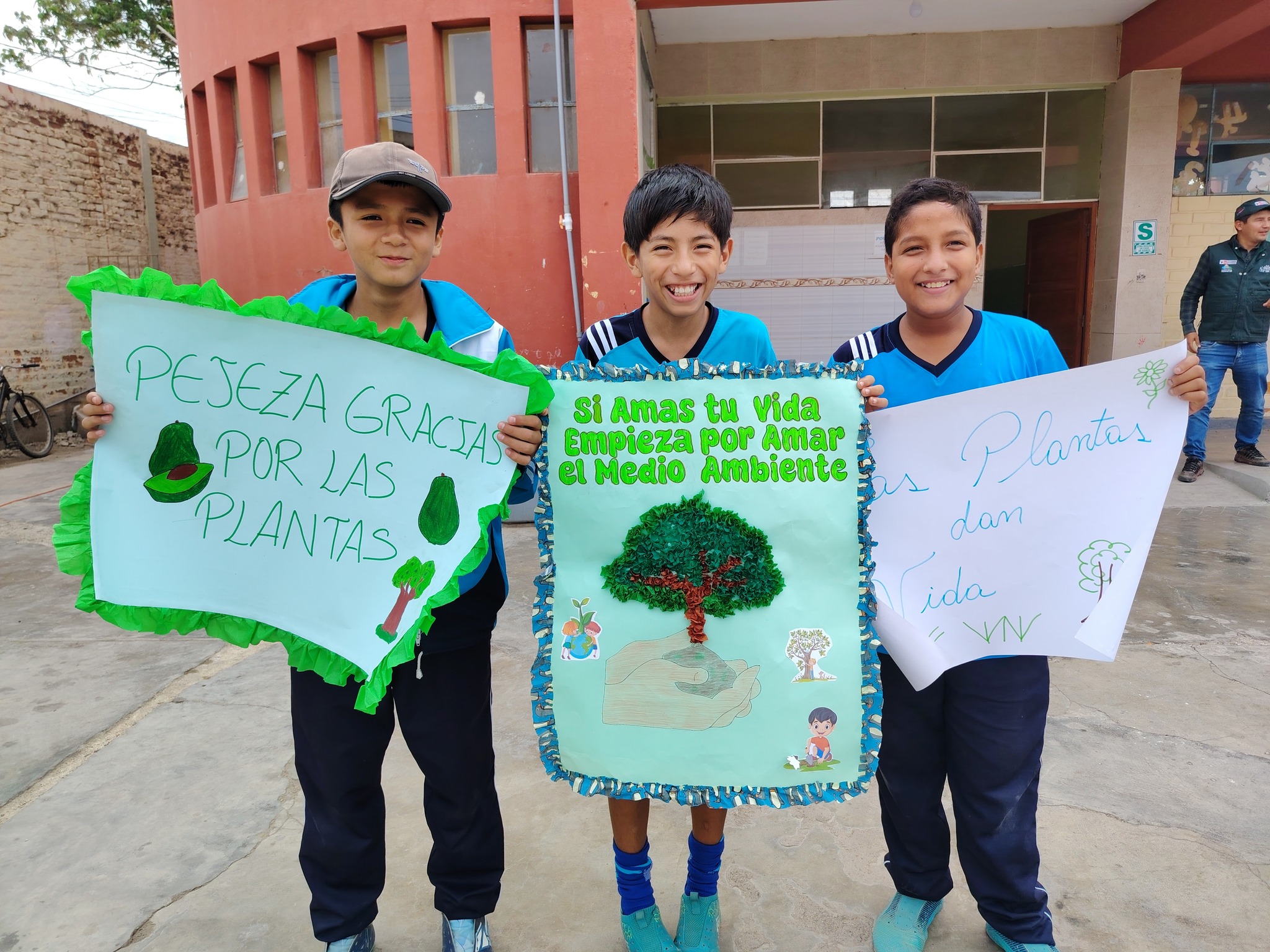 ¡PEJEZA entrega 700 kg de palta a la I.E. 11517 Santa Ana!